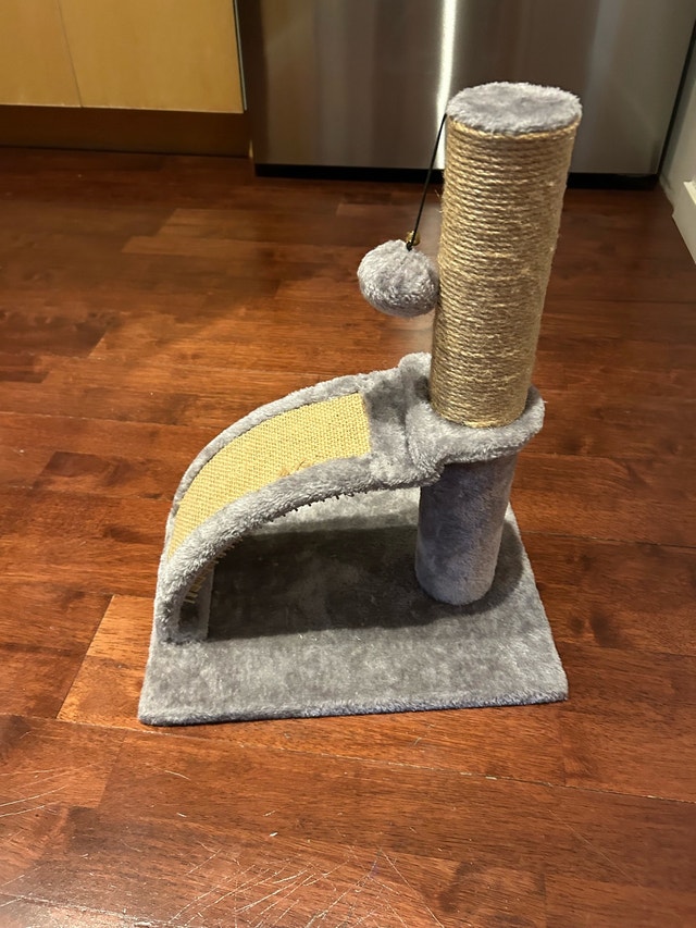 Cat Scratching Post & Play Station – Great Condition