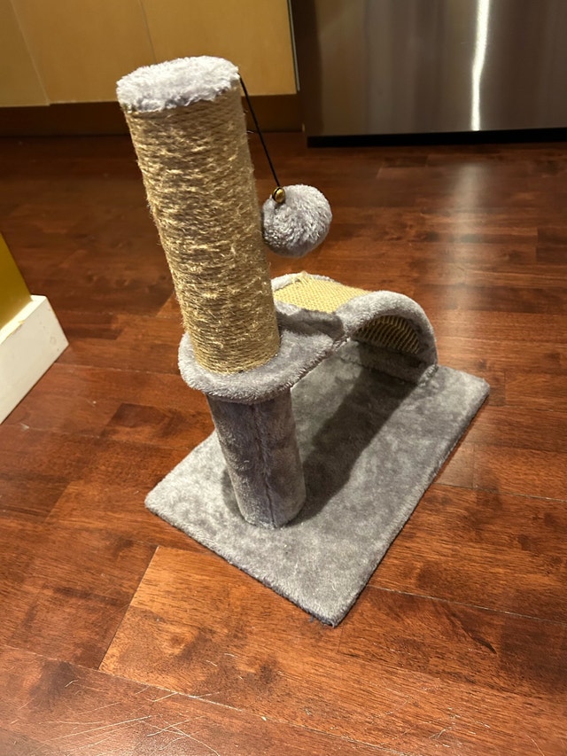 Cat Scratching Post & Play Station – Great Condition - photo 2