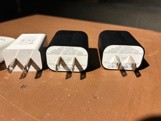 4x USB Wall Chargers (5W / 5V 1A) - Amazon + Generic - photo 3