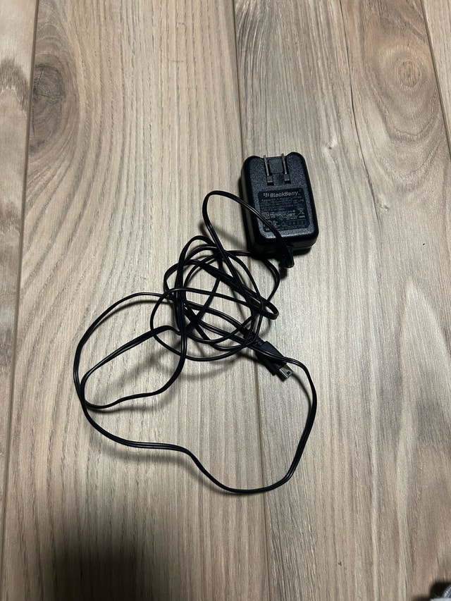 Original BlackBerry Type B Power Adapter (5V 700mA) - photo 2