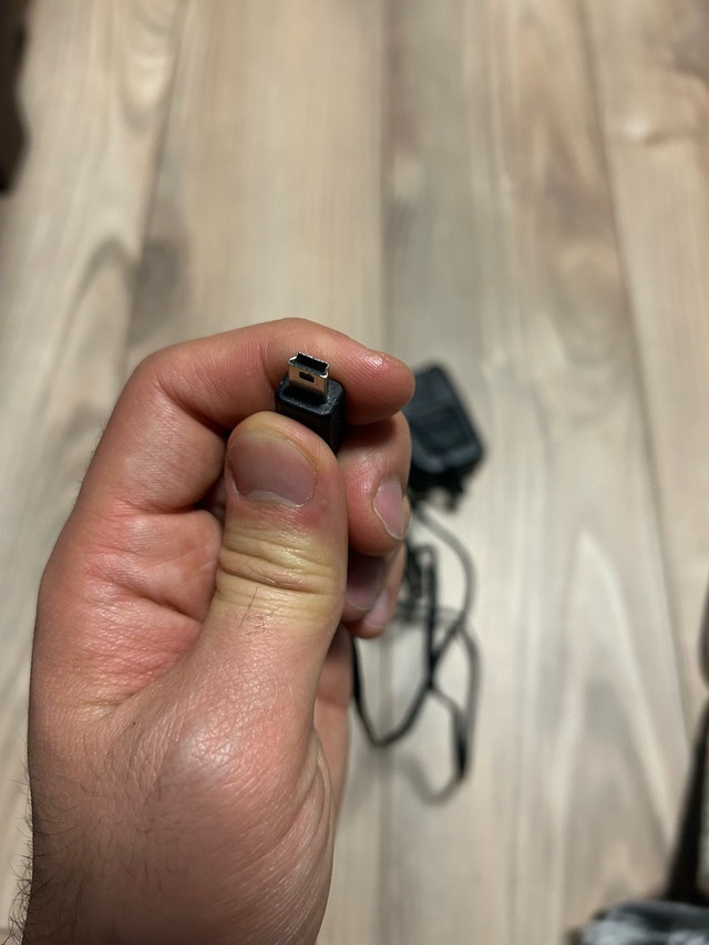 Original BlackBerry Type B Power Adapter (5V 700mA) - photo 3