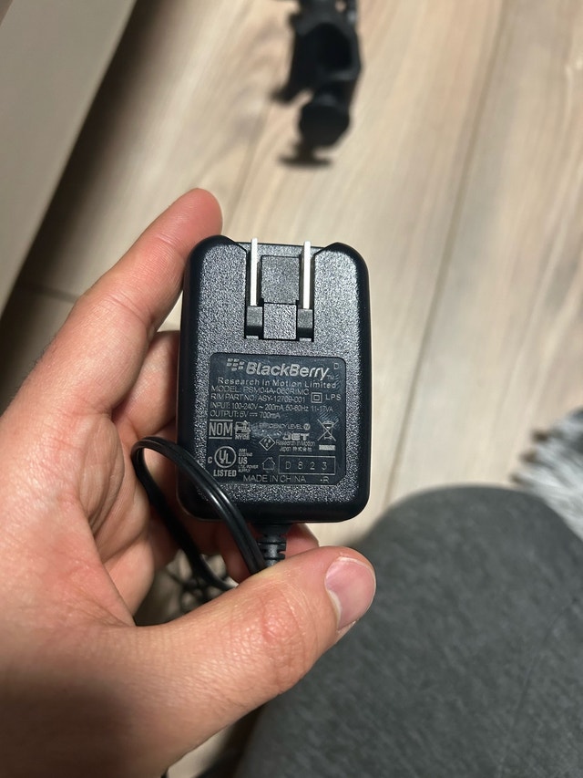 Original BlackBerry Type B Power Adapter (5V 700mA) - photo 4