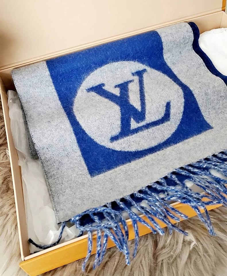 LV scarf