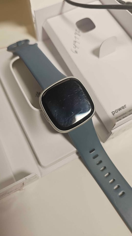Google Fitbit Versa 4 - photo 4