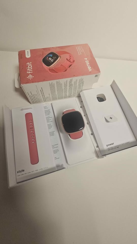Fitbit Versa 4 Smartwatch - Great Condition (With Box) - photo 4