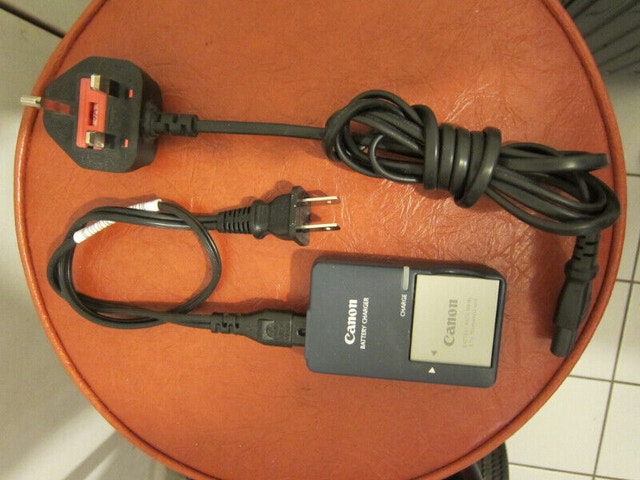 Canon Camera Battery Charger with 110V & 220V Cables