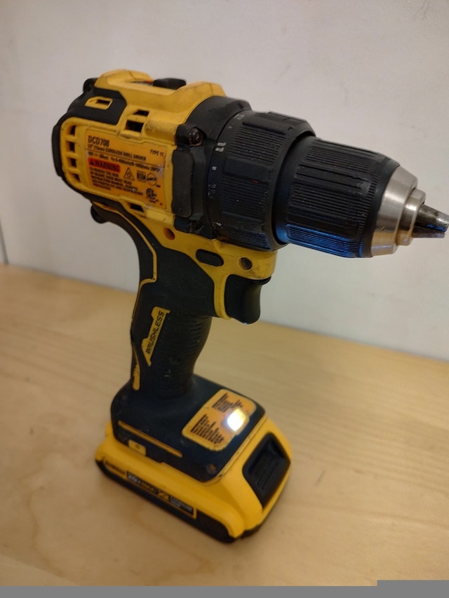 DeWalt DCD708 Compact Drill/Driver & 2.0Ah Battery - photo 2