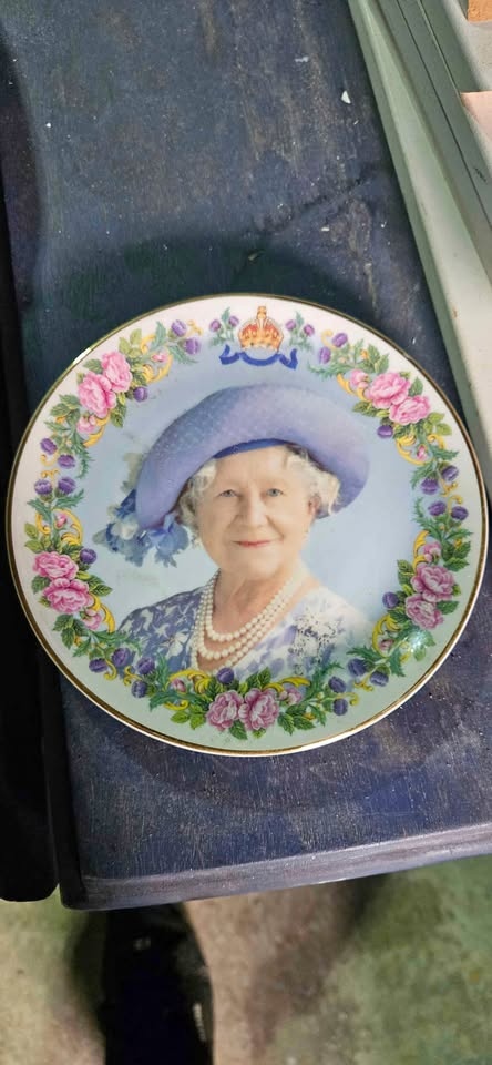 QEII Commemorative Plate (Fine Bone China)