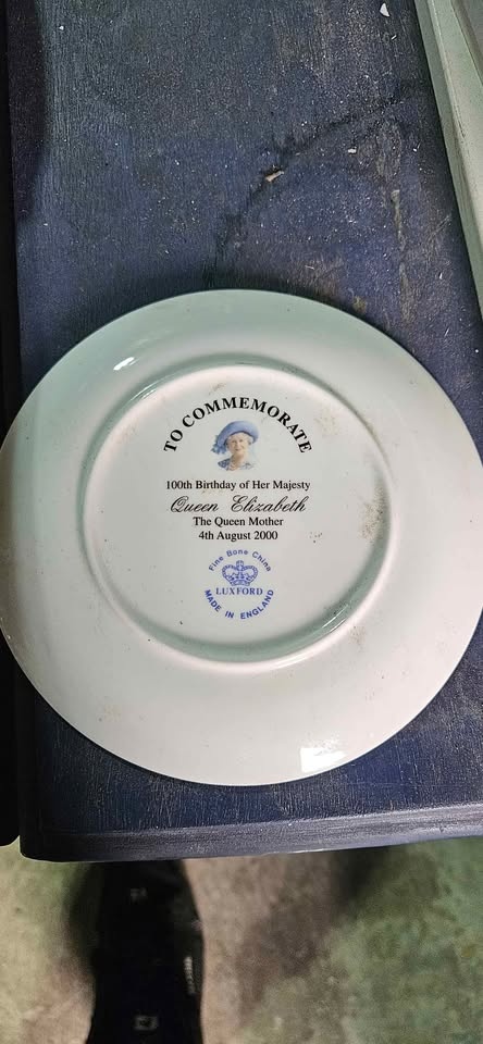 QEII Commemorative Plate (Fine Bone China) - photo 2