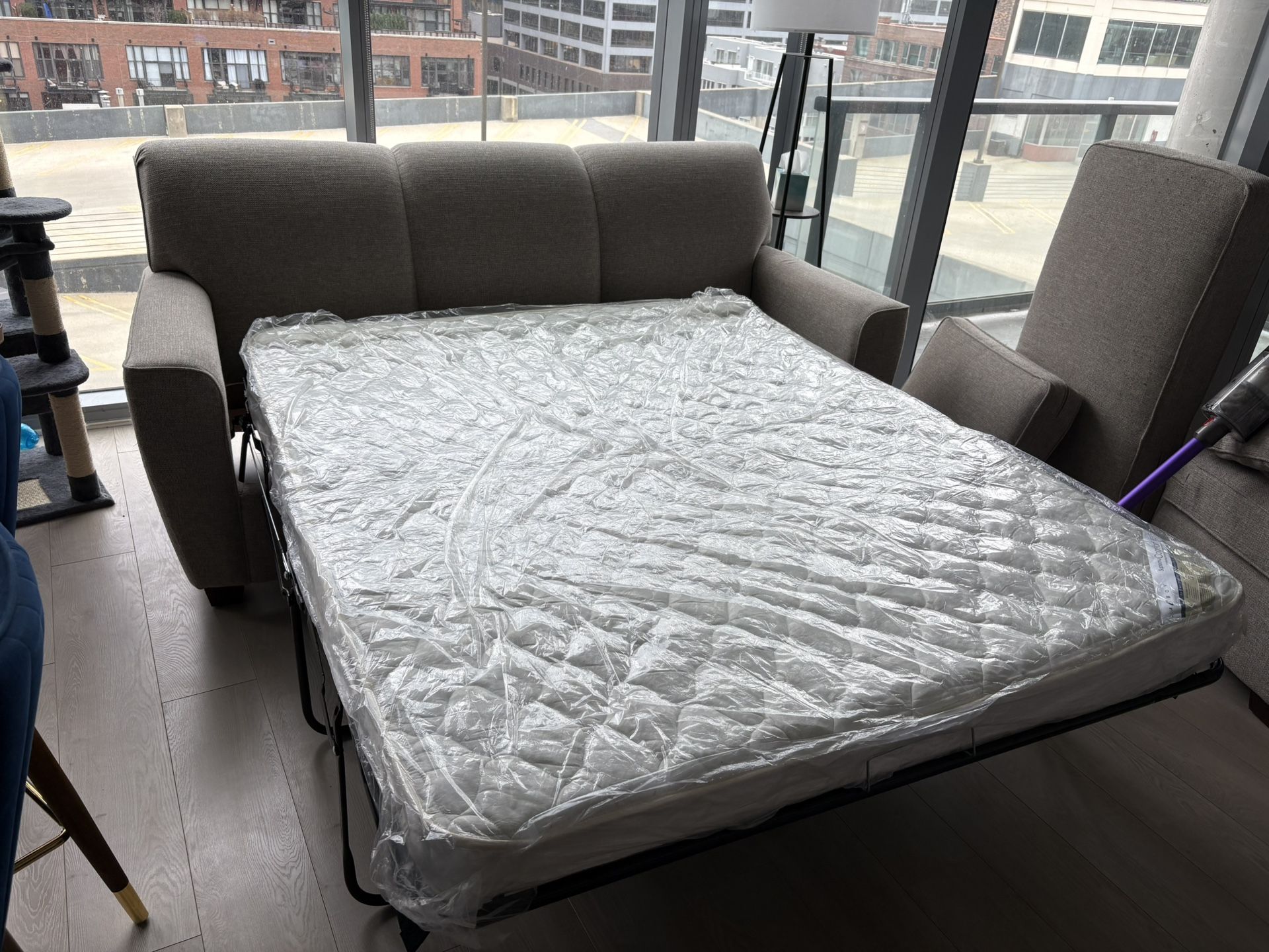 La-Z-Boy Sleeper Sofa with Chaise - Excellent Condition - photo 2
