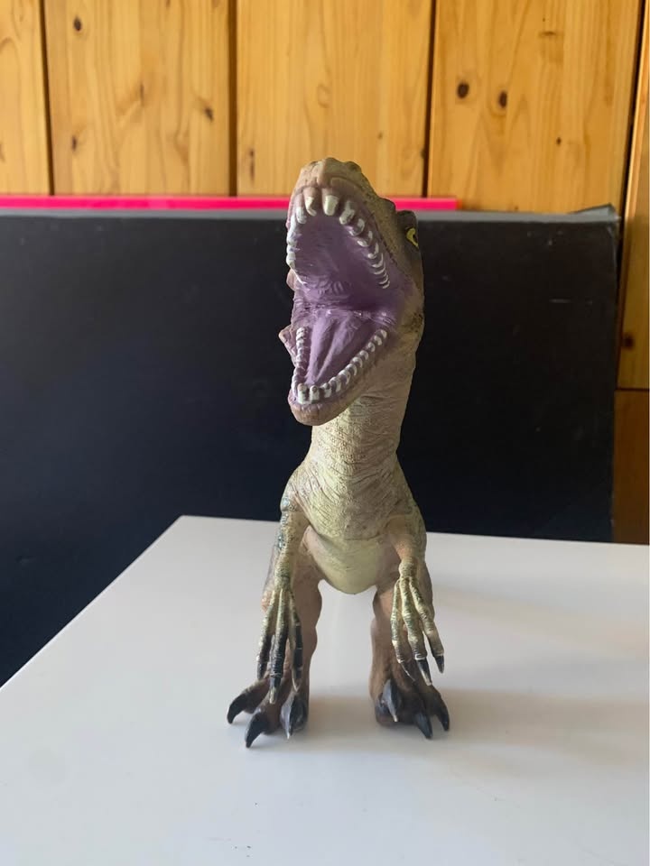 Velociraptor Toys R Us - photo 2