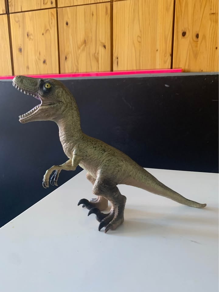 Velociraptor Toys R Us - photo 3