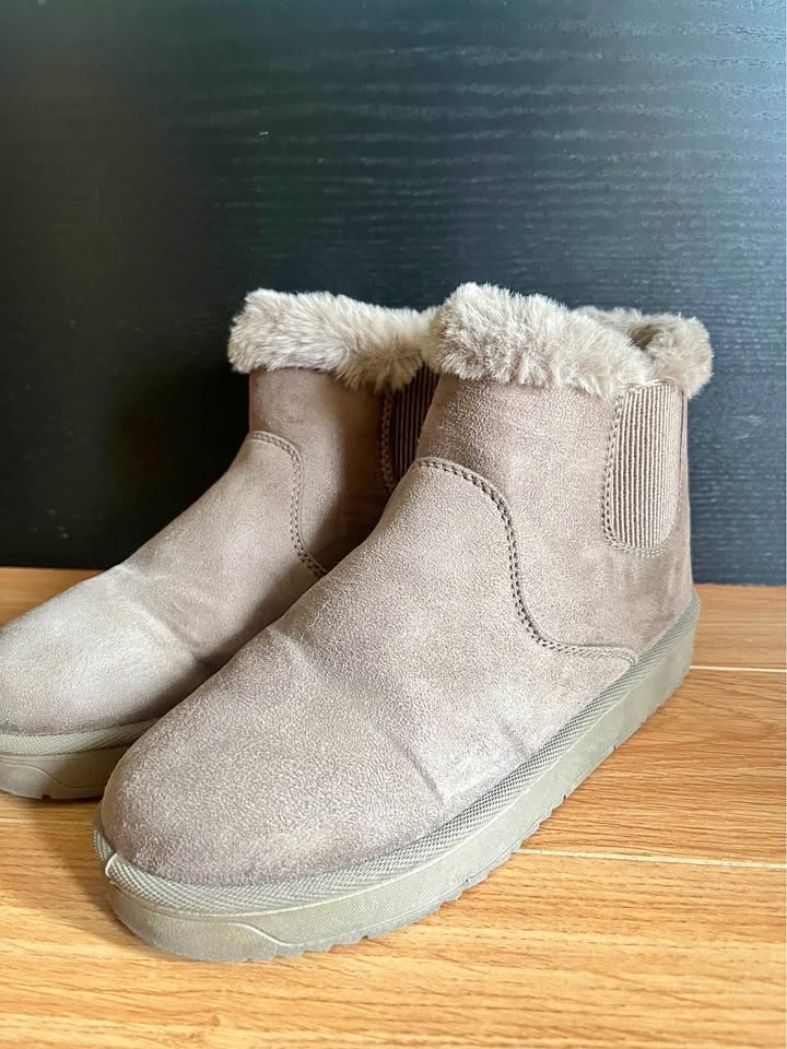 UGG-Style Boots – Brown – Like New size 8-8.5