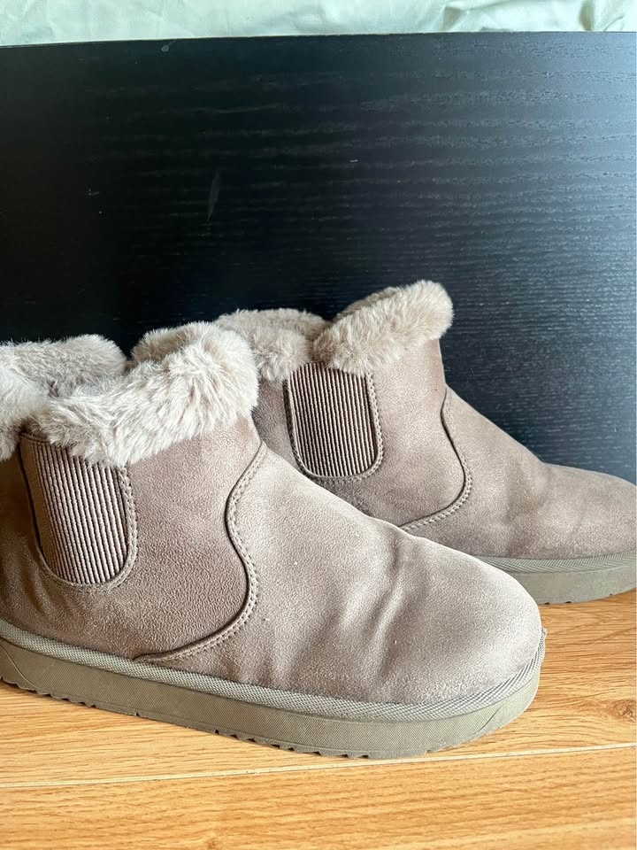 UGG-Style Boots – Brown – Like New size 8-8.5 - photo 4