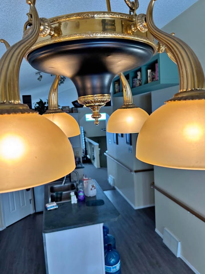 Chandelier with 6 lights imported from Italy. Excellent quality.