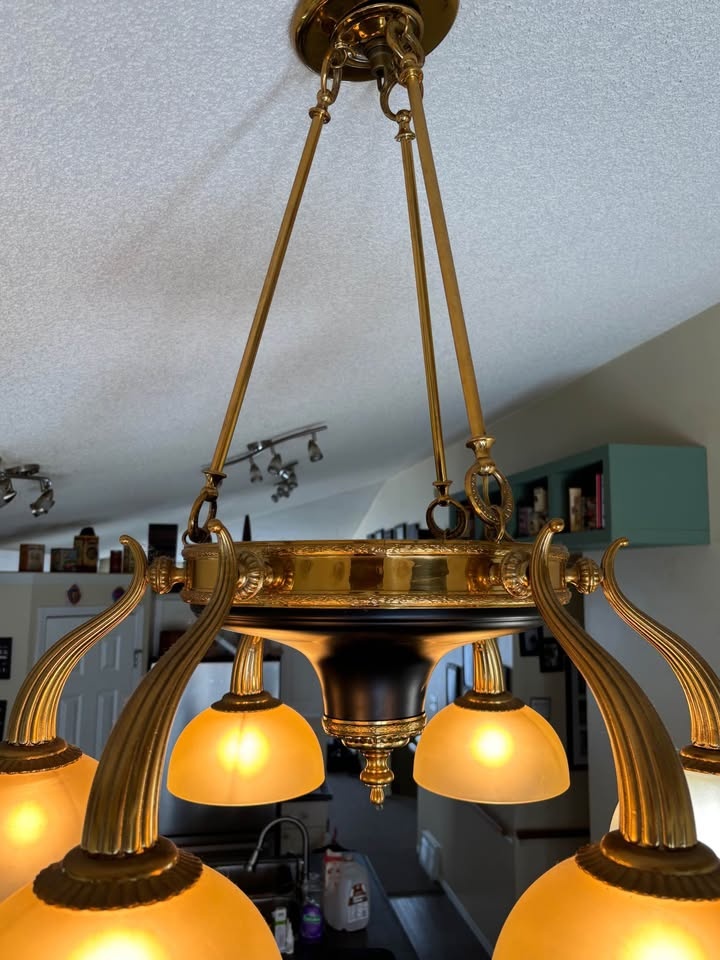 Chandelier with 6 lights imported from Italy. Excellent quality. - photo 2