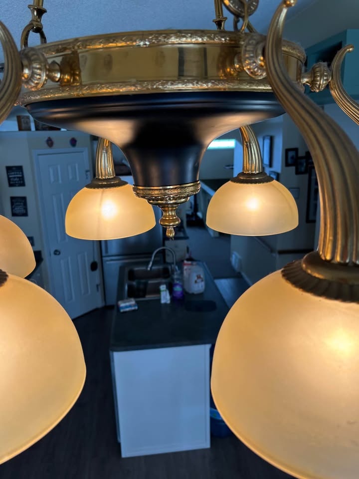 Chandelier with 6 lights imported from Italy. Excellent quality. - photo 3