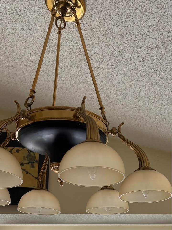 Chandelier with 6 lights imported from Italy. Excellent quality. - photo 4