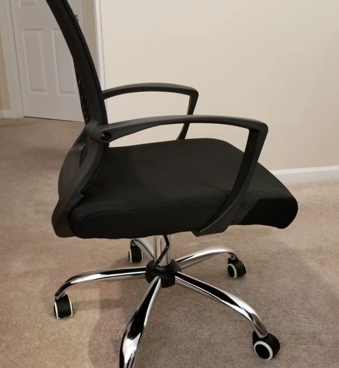 Ergonomic Mesh Office Chair - Excellent Condition - photo 3