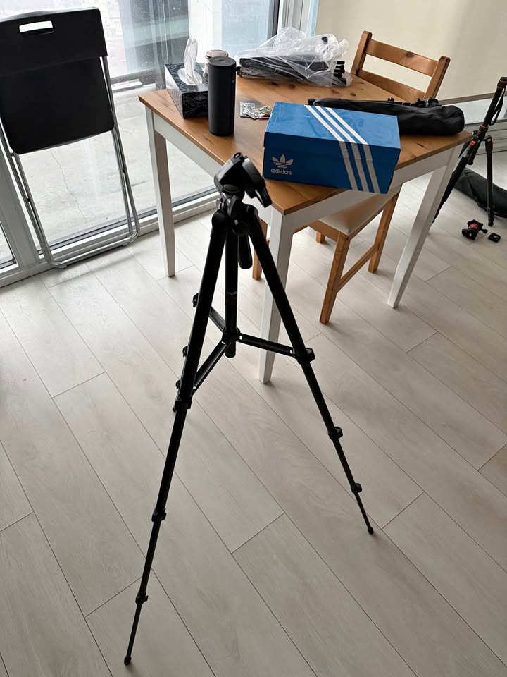 Simple lightweight camera tripod