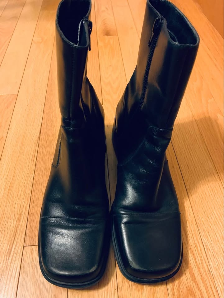 Women’s Boots 7.5M - photo 2