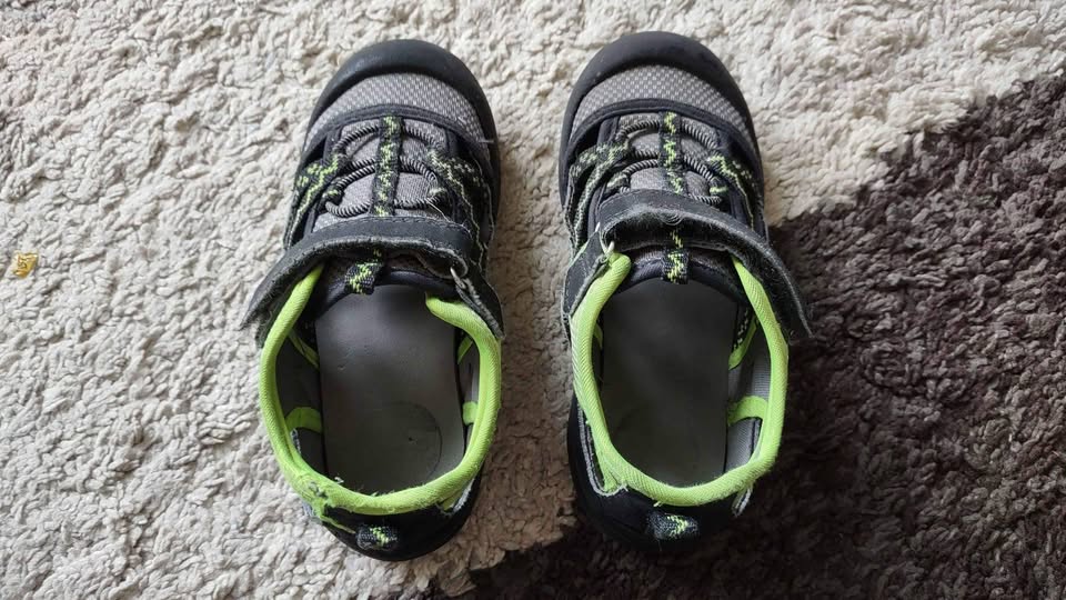 Oshkosh shoes toddler size 11 - photo 2