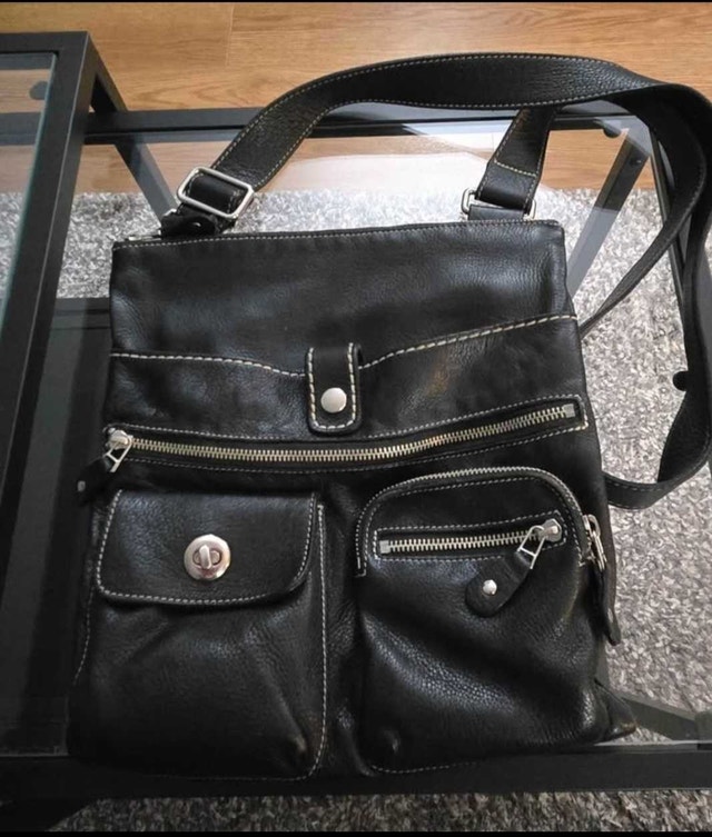 Roots Villager Purse - Black Pebbled Leather
