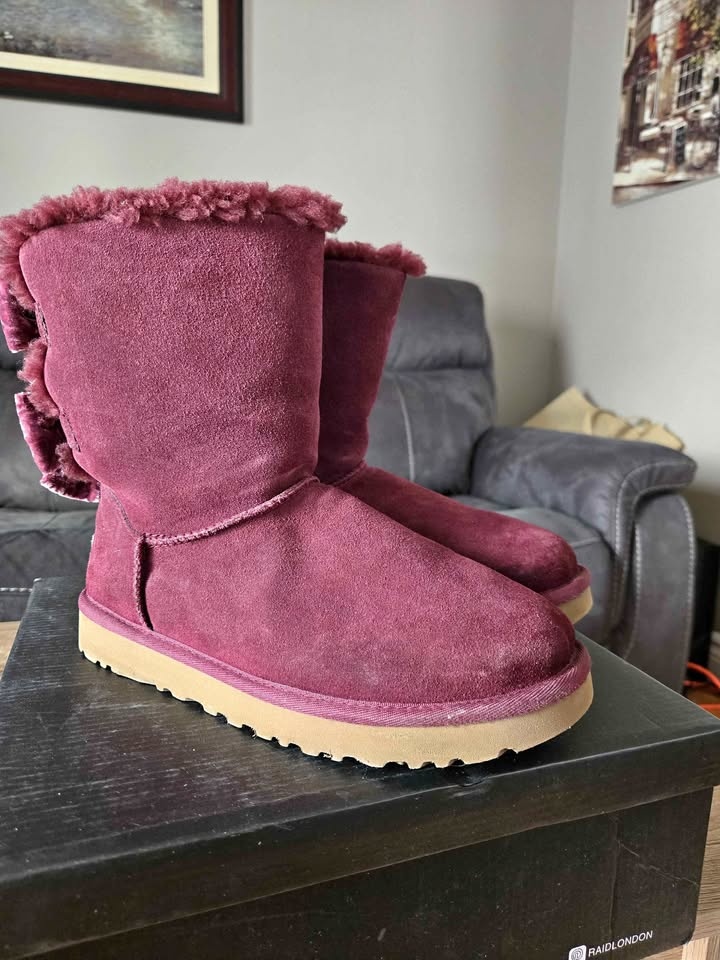 Bailey Bow Burgundy boots. Size 8,EUR 39.
