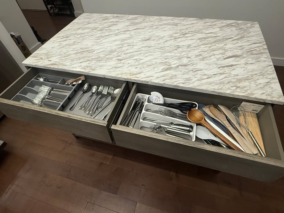 CB2 White Marble Island w/Storage and 2 Barstools - photo 3