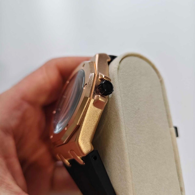Gold & Black Luxury Designer Style Metal Watch – Brand New! - photo 4