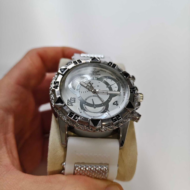 Bold Sports Luxury Style Watch – Stunning White & Silver! - photo 3
