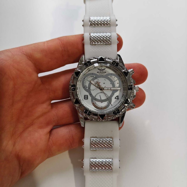 Bold Sports Luxury Style Watch – Stunning White & Silver! - photo 4