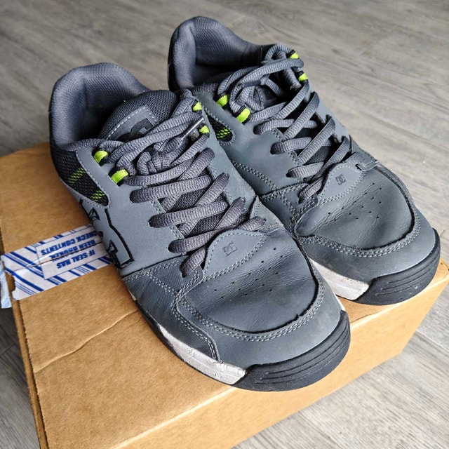 DC men's sneakers shoes Size 10 - photo 3