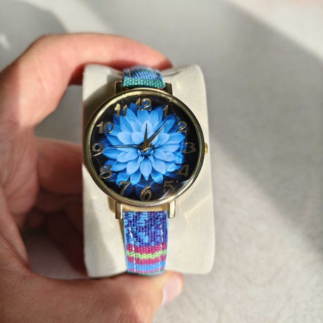 Beautiful Blue Flower Women's Classic Watch