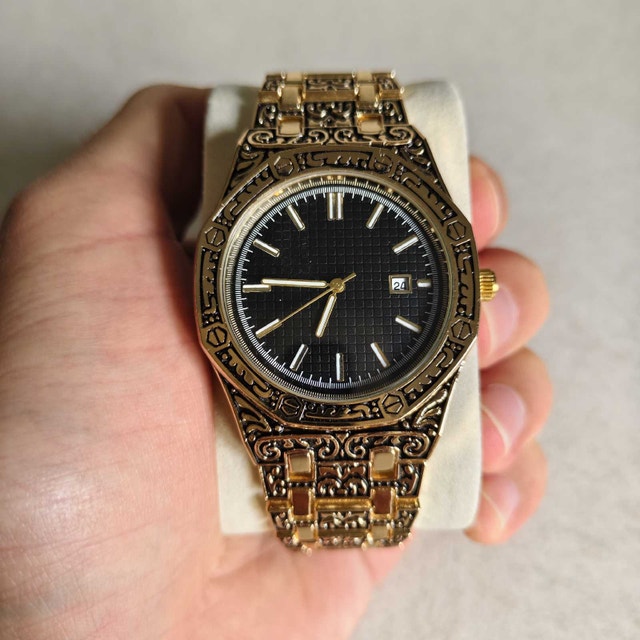 Unique Design Luxury Heavy Gold and Black Classic Watch