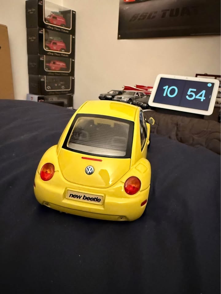 1:24 Scale Yellow VW Beetle Diecast Model - photo 2