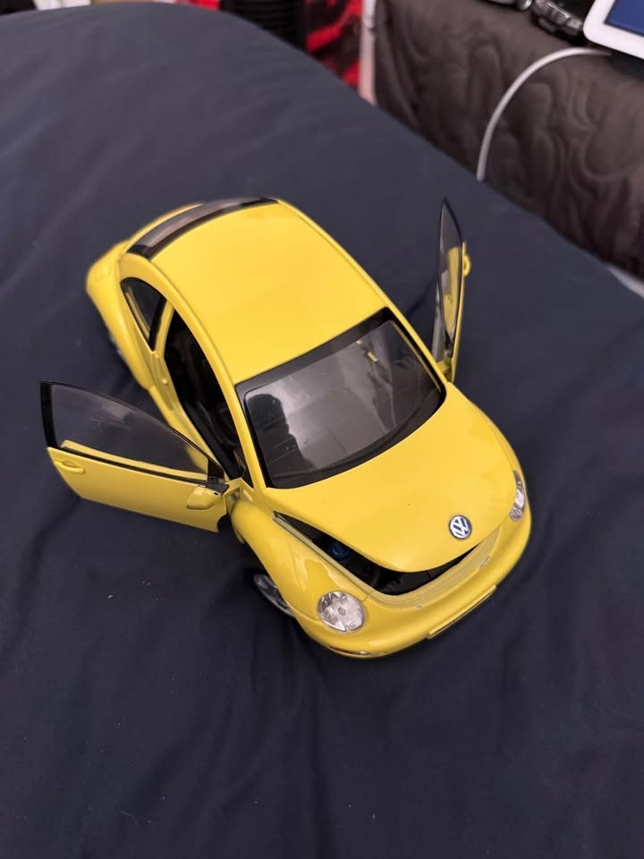 1:24 Scale Yellow VW Beetle Diecast Model - photo 3