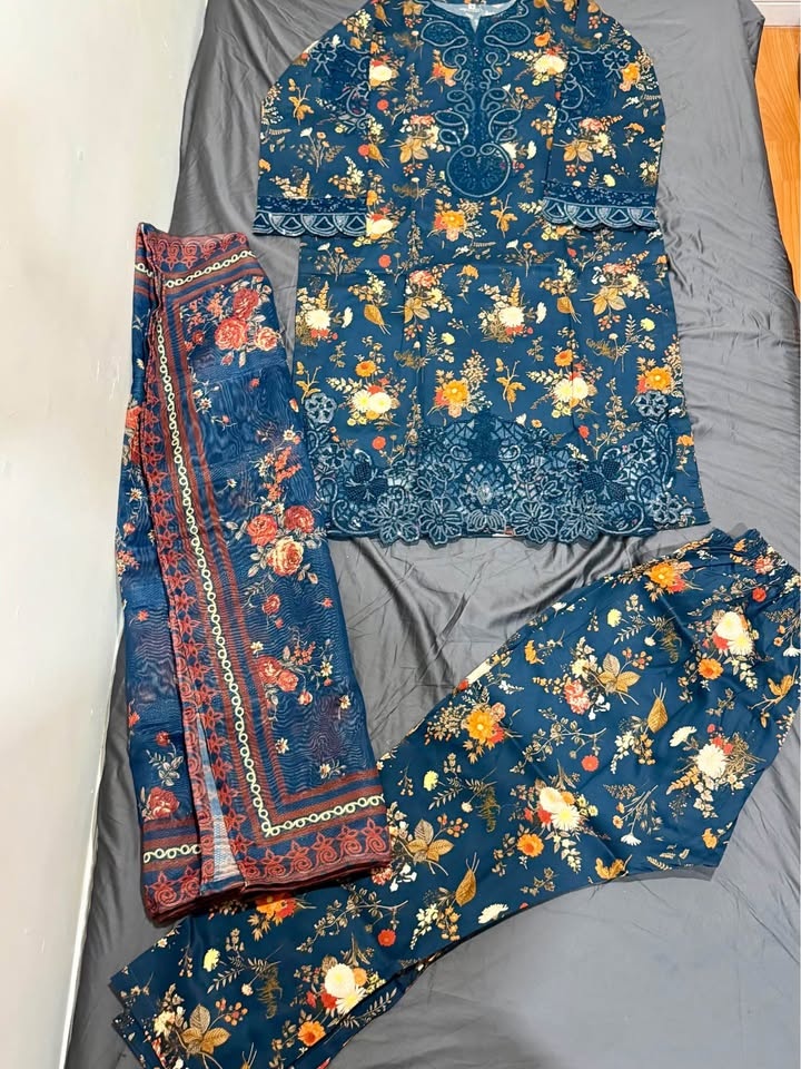 Pakistani 3-Piece Lawn Suit – Embroidered Floral (M/L) - photo 2