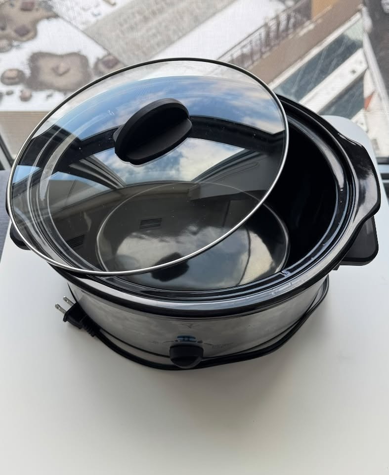 Slow Cooker — Large Capacity — Excellent Condition - photo 2