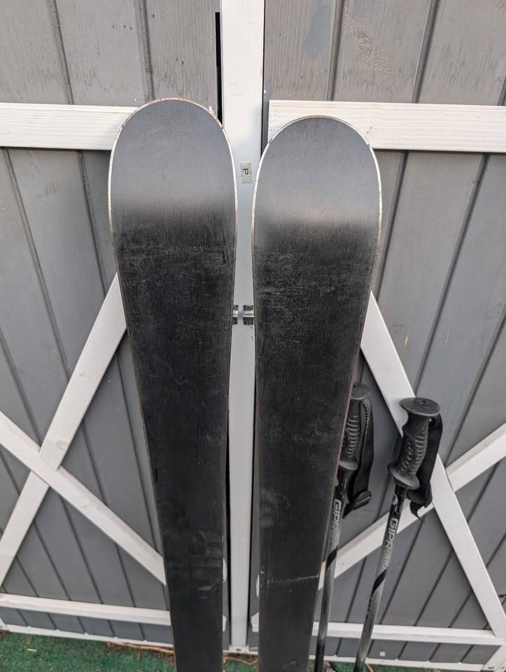 130cm Ski Set: Skis, Boots, Poles, Helmet - photo 3