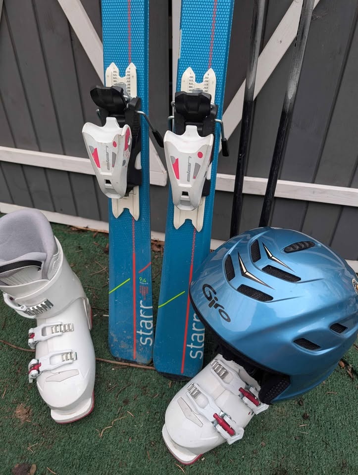 130cm Ski Set: Skis, Boots, Poles, Helmet - photo 4