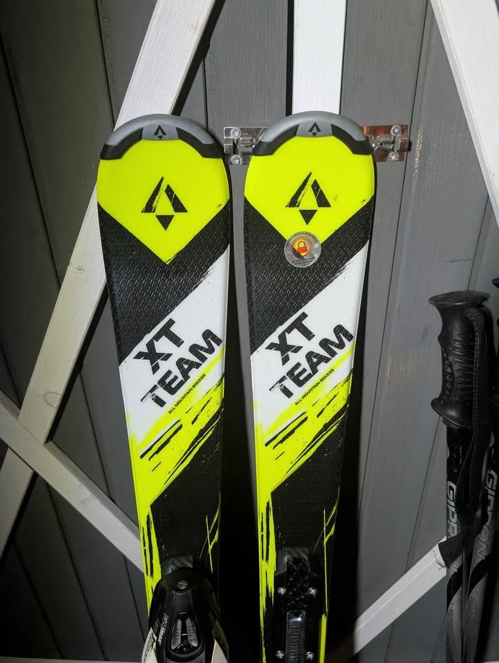 Kids Ski Package: 110cm Skis, Boots, Helmet, Goggles, Poles - photo 2