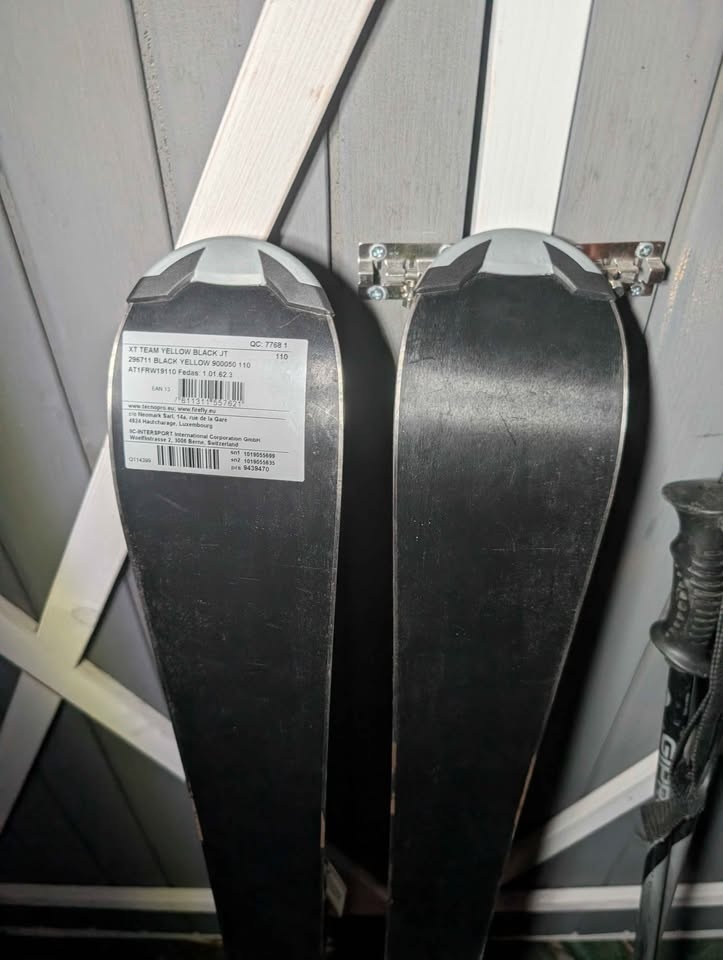 Kids Ski Package: 110cm Skis, Boots, Helmet, Goggles, Poles - photo 3