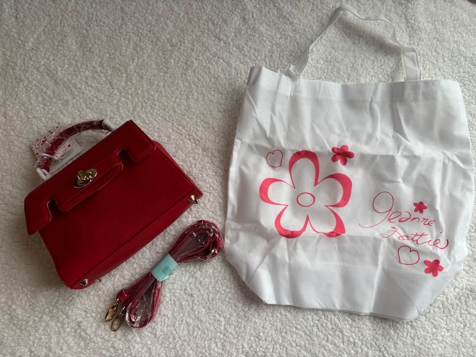 NWT Canadian Designer Jeanne Lottie Red Vintage 2-Way Small Bag - photo 4