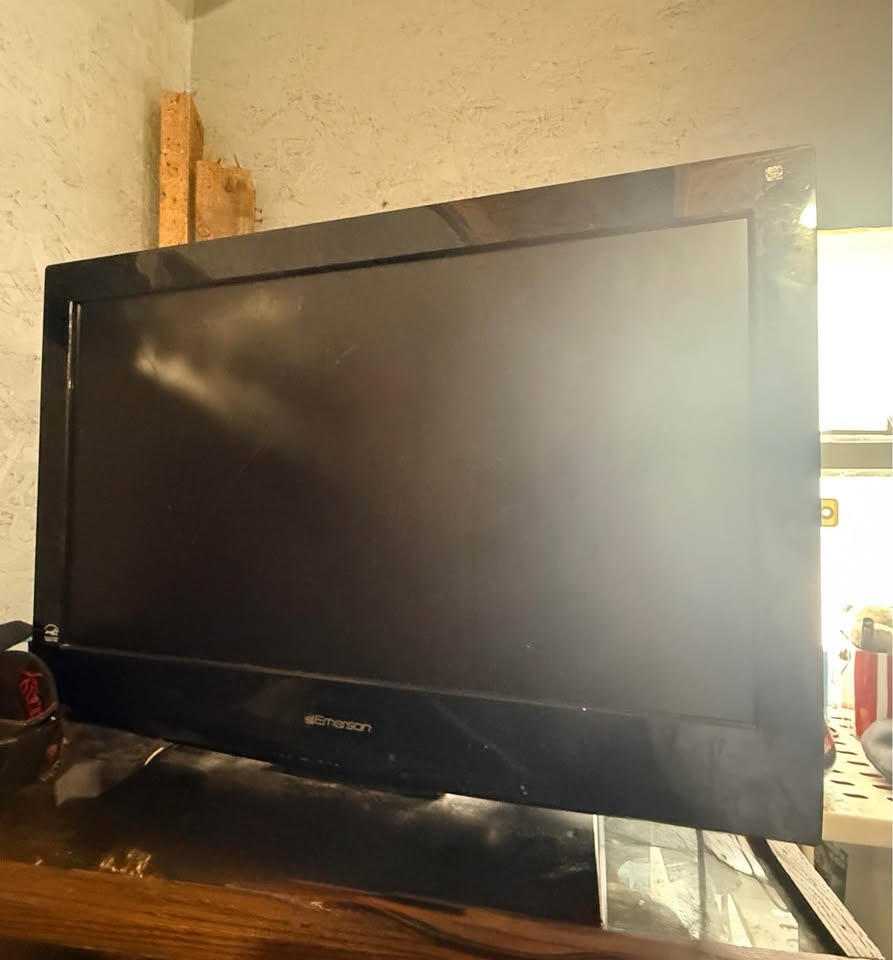 Emerson LC260EM2 Flat Screen TV - photo 4