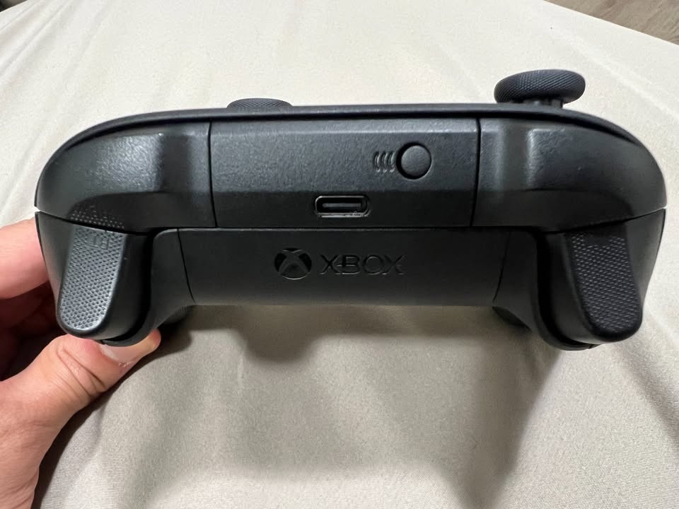 Xbox Wireless Controller – Black (Like New, Series X|S) - photo 2