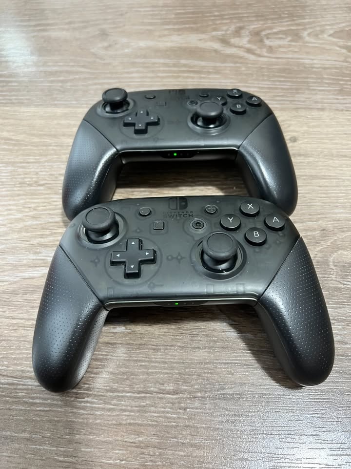 2x Official Nintendo Switch Pro Controllers - Like New (OEM) - photo 4