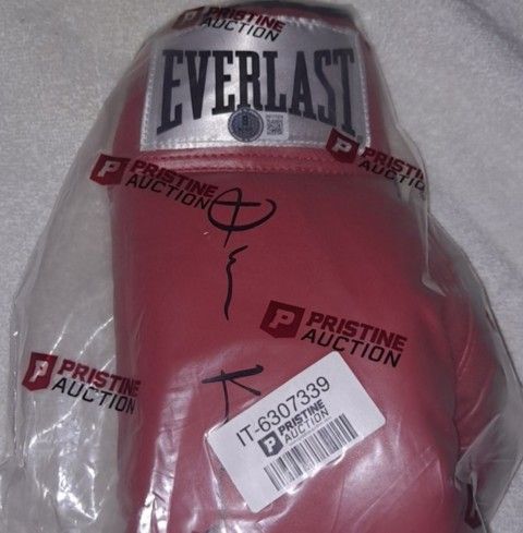 Devin Haney Signed Everlast Boxing Glove (Beckett) - photo 2