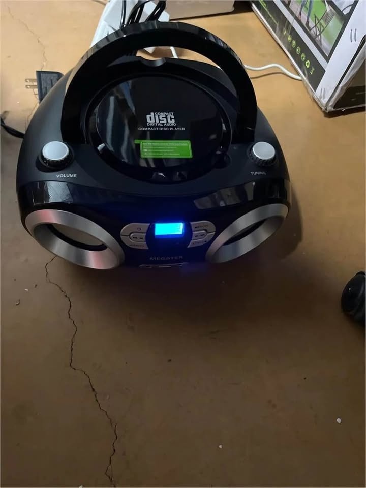 Portable CD Player Boombox with FM Radio - photo 5