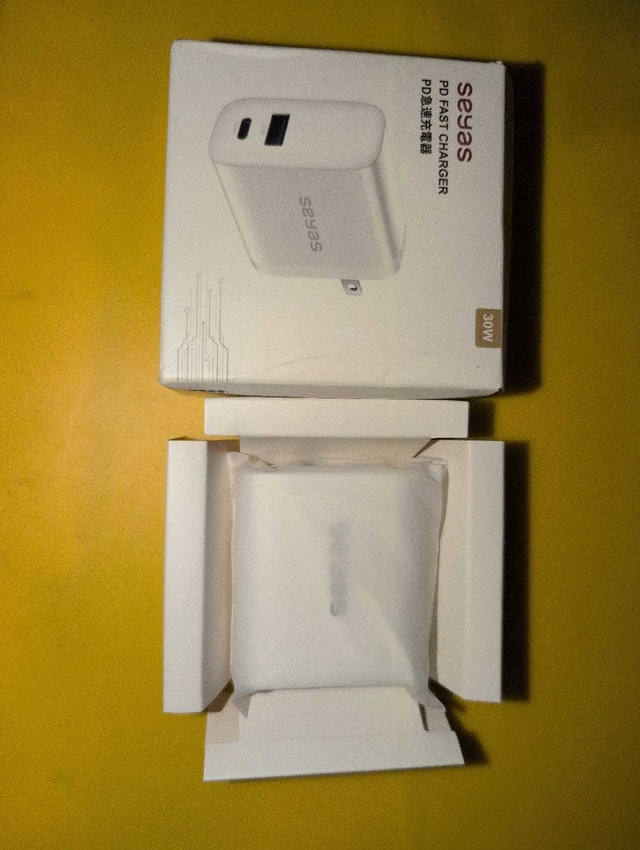 Seyas 30W PD Fast Charger - USB & Type-C Ports